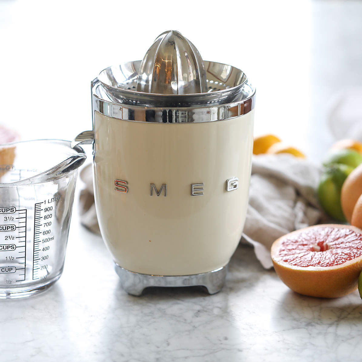 High-end orange juicer with beautiful compact design - Image 4
